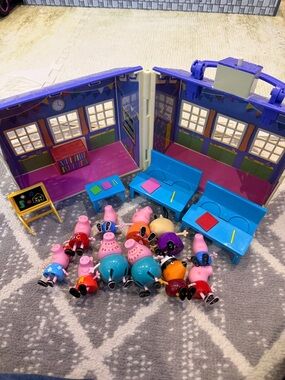 Peppa pig schoolhouse play set with extra figurines